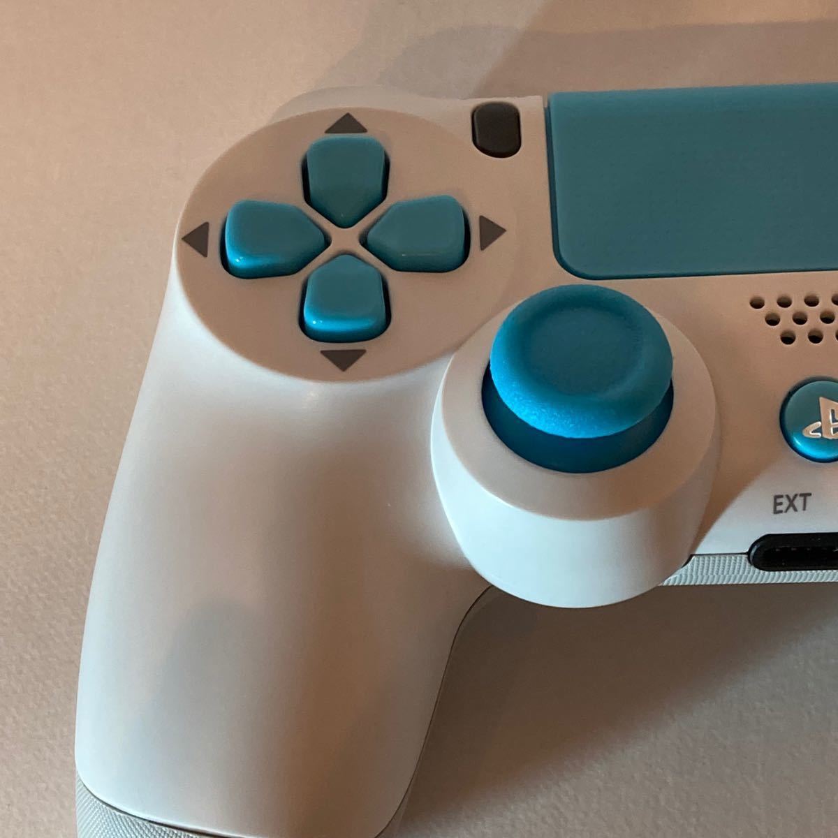 【超美品】PS4コントローラー　可愛いホワイト&青色ボタン　カバー・ボタン新品！ps4コントローラー純正カスタマイズ