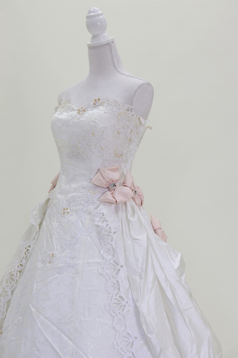 中古 ウェディングドレス 二次会・フォト婚など　白／white 11号TT ピンクリボンが可愛いAラインドレス W-64_画像3