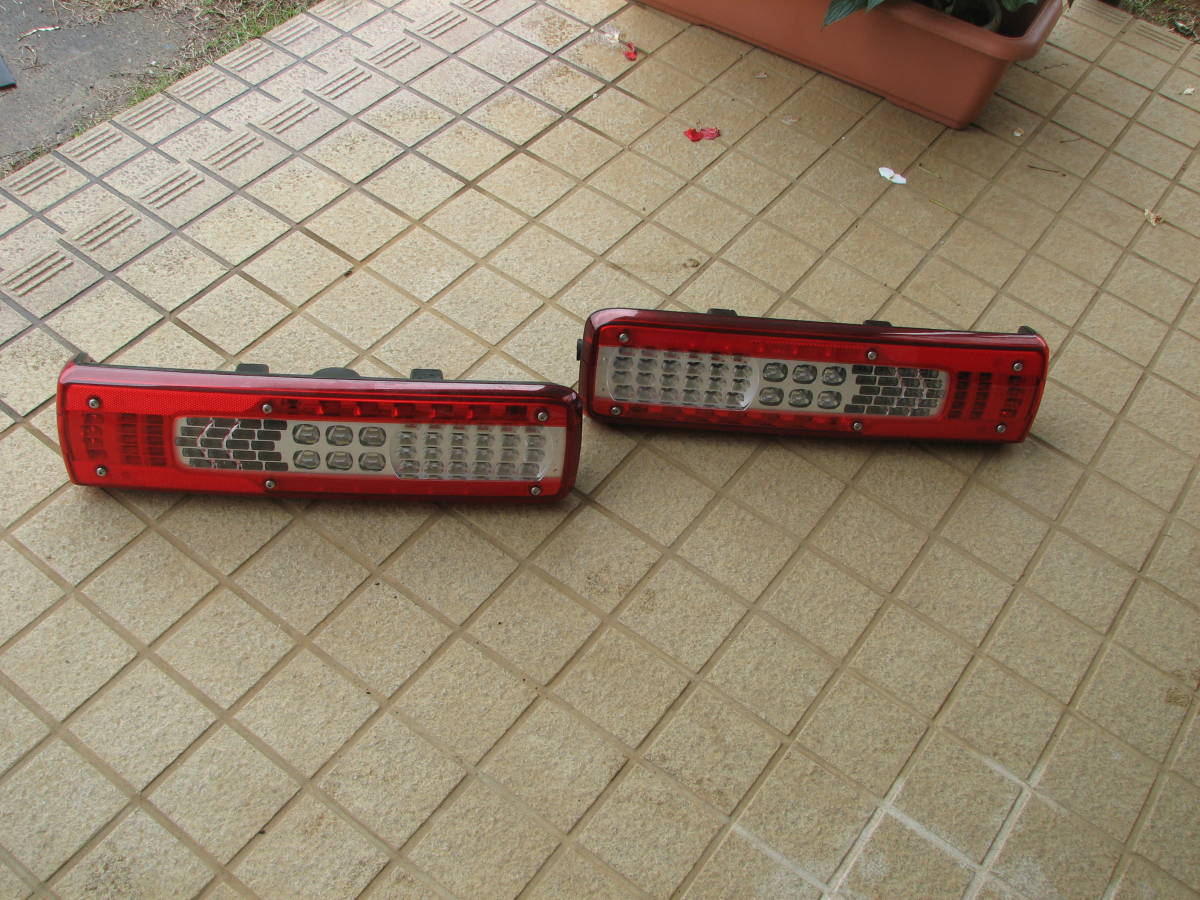 新車外し UD 純正 ボルボ VIGNAL製 LED テール テールライト
