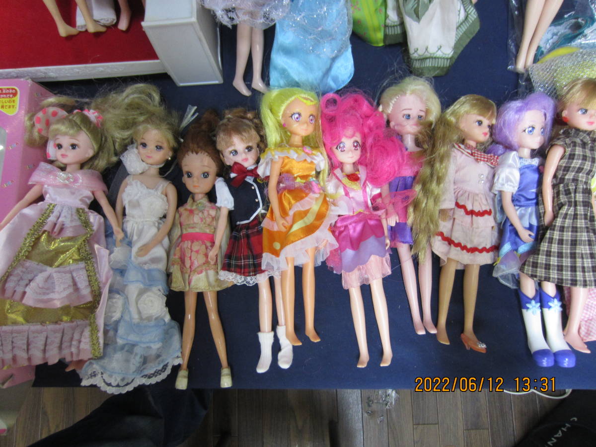 【H138】リカちゃん人形 バービー人形 他 大量 まとめ 着せ替え人形 小物 洋服 ドレス 家具