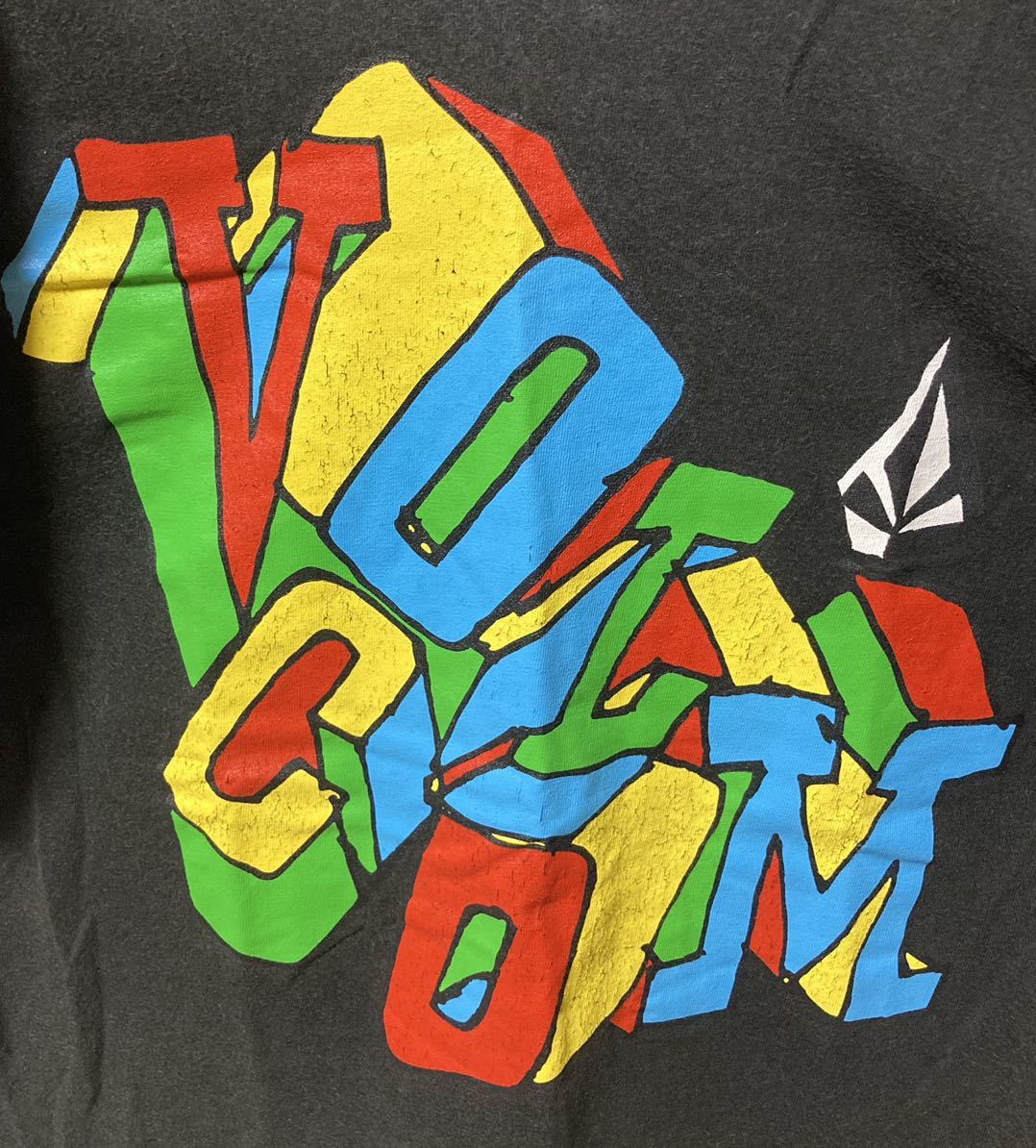 グッドデザイン！VOLCOM ボルコム マルチカラーでかロゴグラフィックプリントTシャツ ブラック_画像2