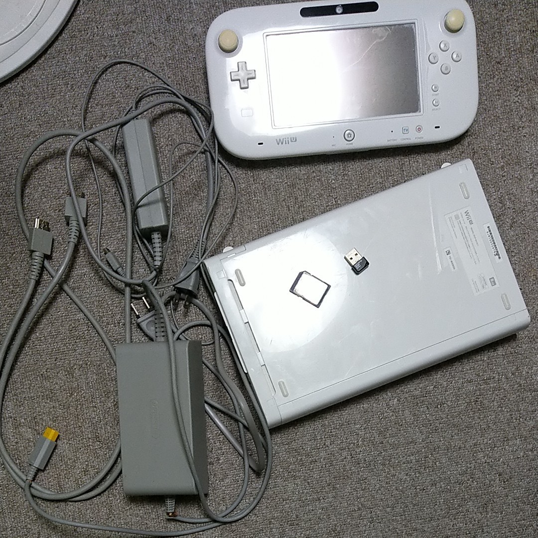 ニンテンドー WiiU ゲームパッド 本体　16GBSDカード 32USBメモリ付き