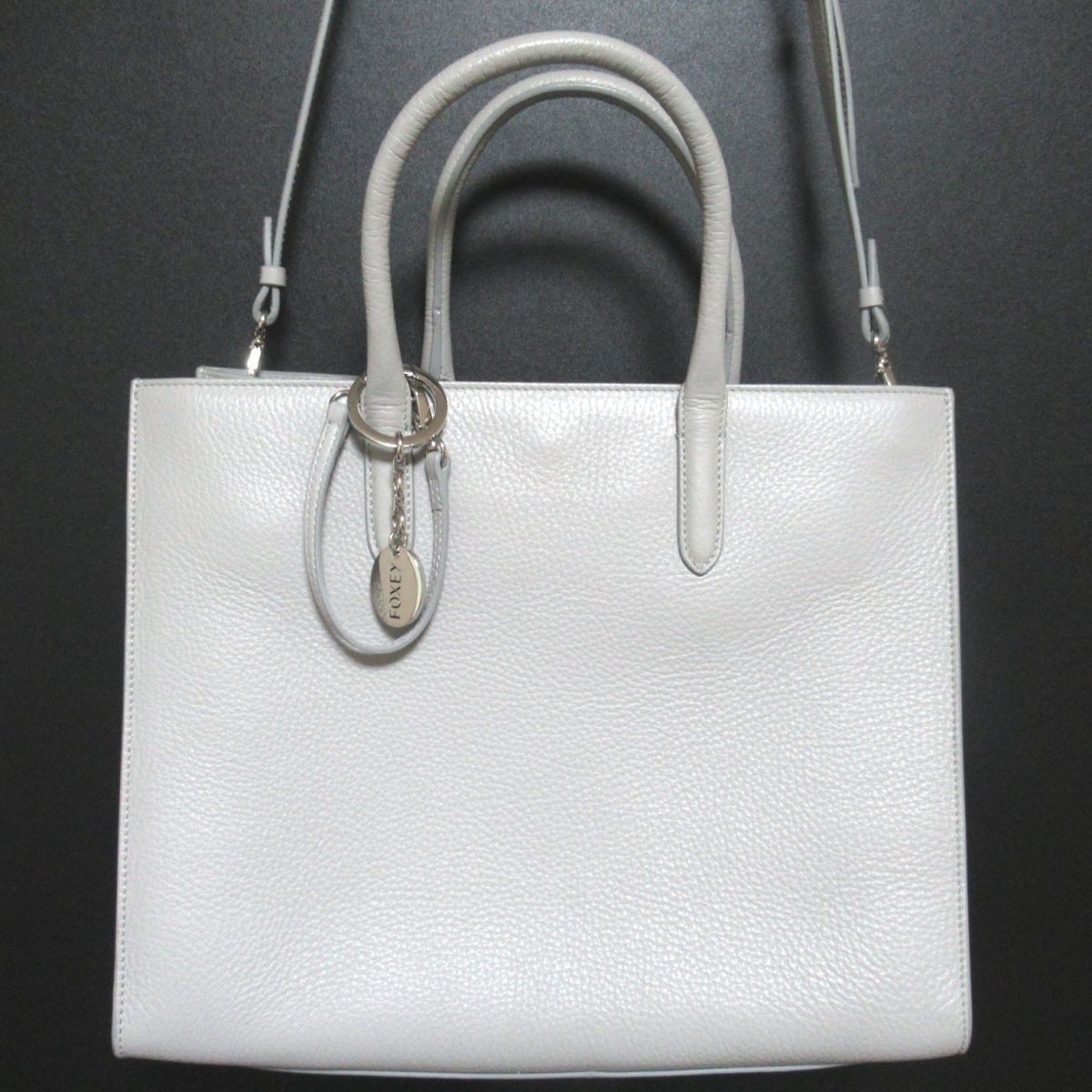 美品 FOXEY フォクシー ロゴチャーム付き 2way レザー ショルダー