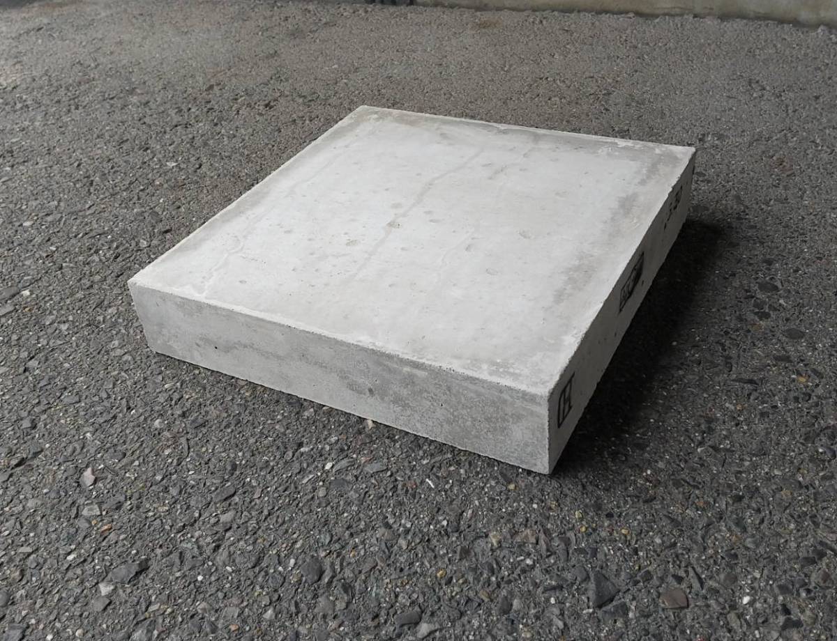 コンクリート平板70枚（30cm×30cm 厚さ6cm)