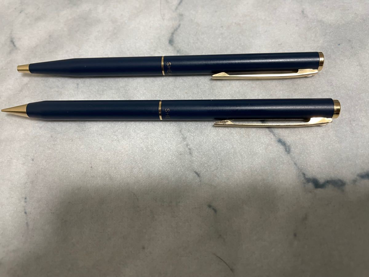 SHEAFFER ボールペン1本　シャープペン1本　　ケース付き　　紺色