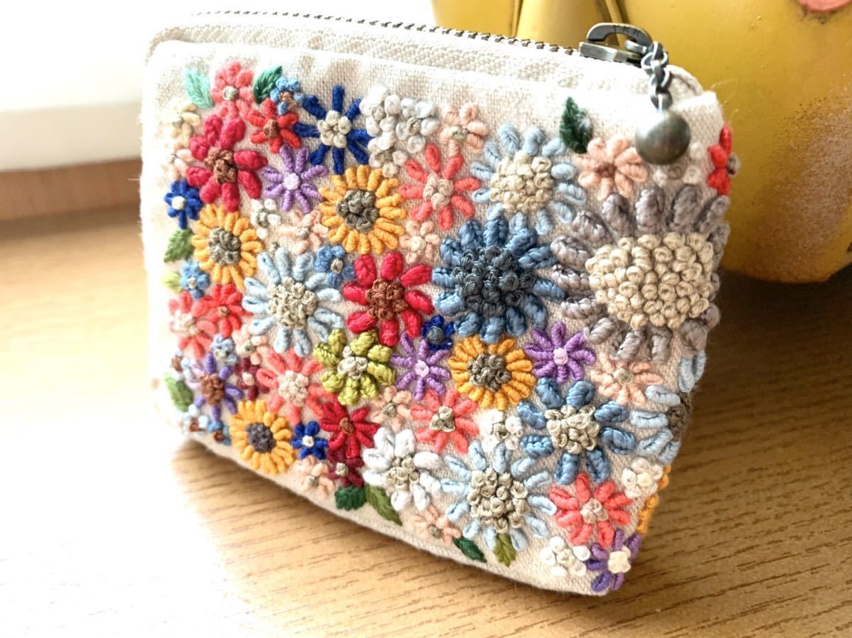 お花のポーチ 手刺繍 ハンドメイド 小物収納　リネン生地　ミニポーチ　カードケース_画像1