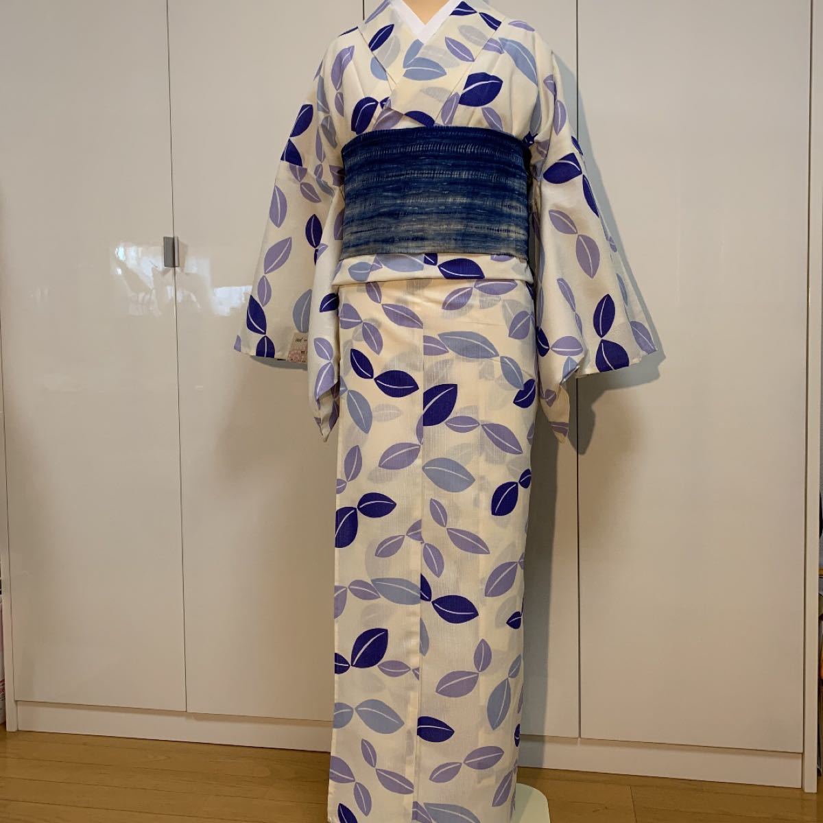 白地に葉っぱの柄 お単衣 ひとえ 単 ポリエステル 洗える着物 お着物