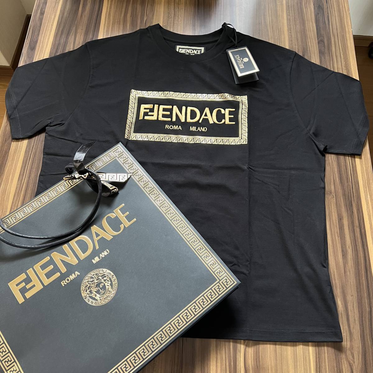 今日の超目玉】 Fendi×Versace コラボ フェンダーチェ FENDACE Tシャツ