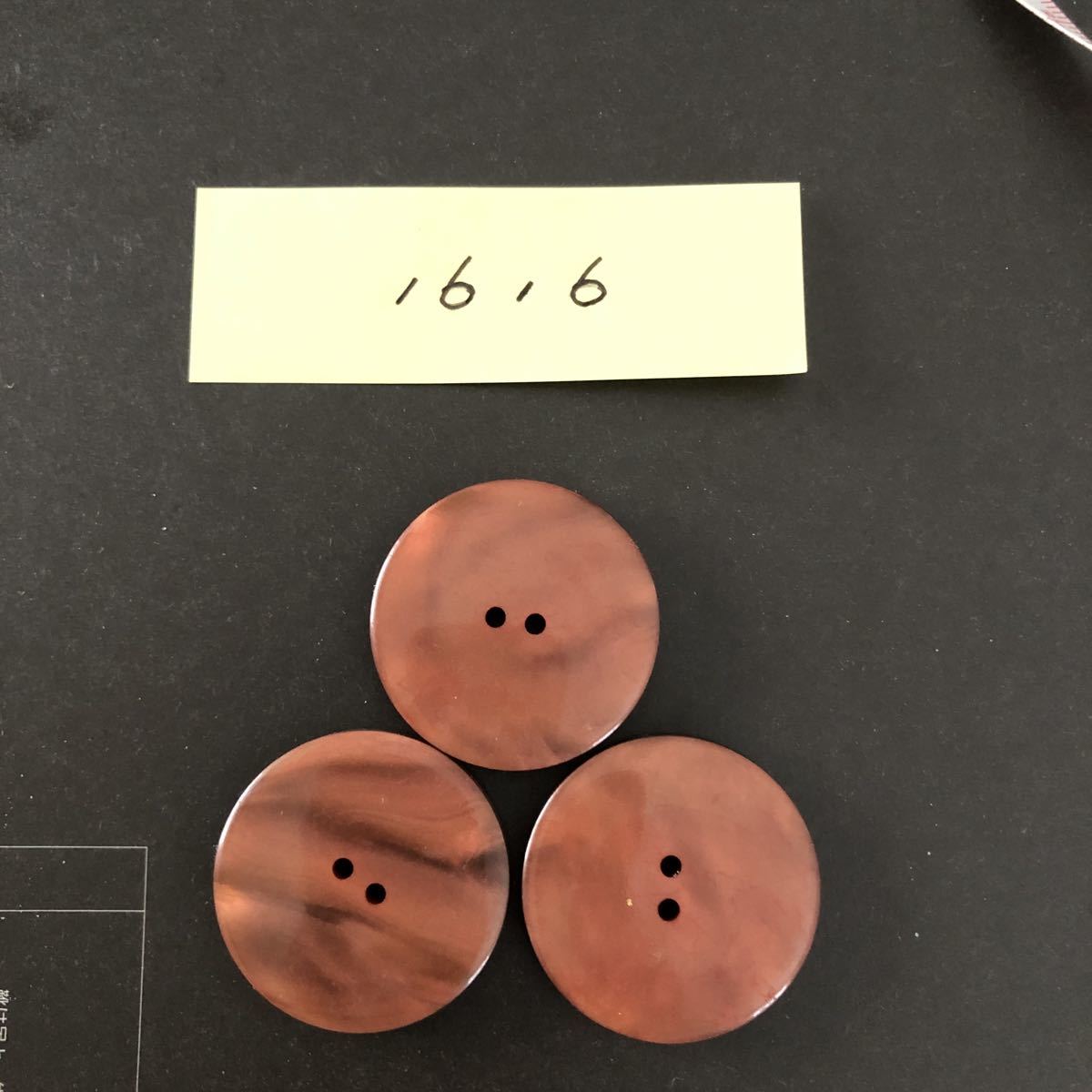 洋裁手芸ボタン　1616２つ穴　丸型　赤茶色　木目風　プラスチック　3.4センチ　3個_画像2