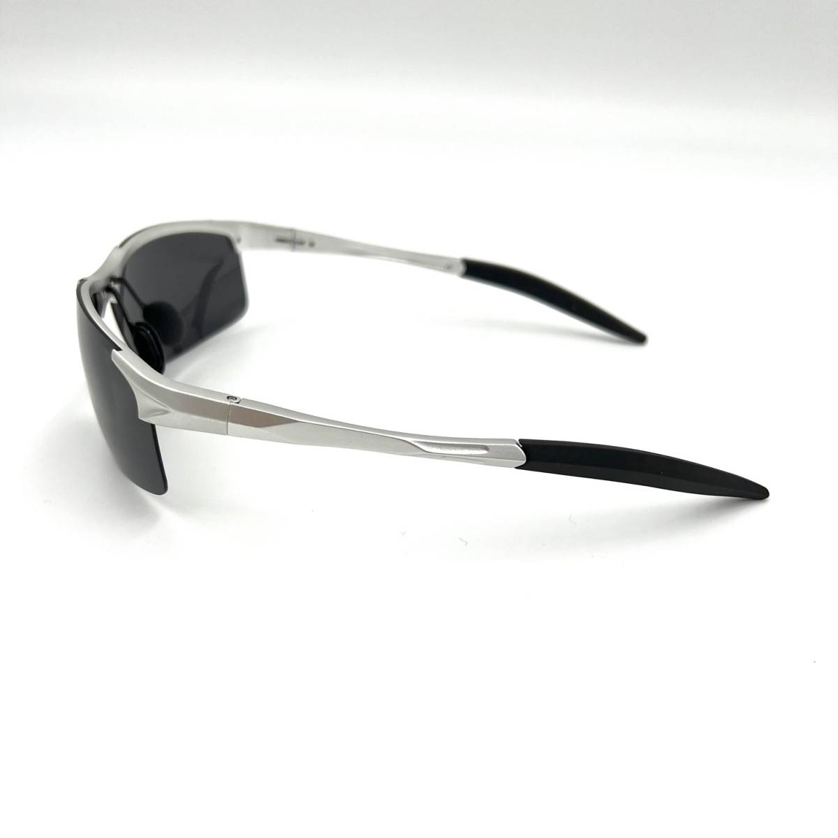 FEISEDY スポーツサングラス 偏光サングラス 調光 変色 UV400保護 超軽量 サングラス 男女兼用 B2442 (シルバーブラックレンズ)