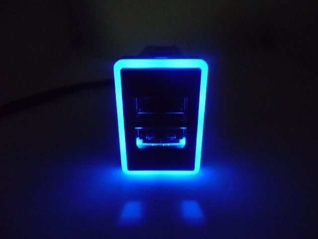 エスクァイア 汎用 Aタイプ 車載 増設 USB 3.0A 2ポート スイッチホール パネル LED 青/ブルー 同時 充電 チャージャー メール便可 C_画像2