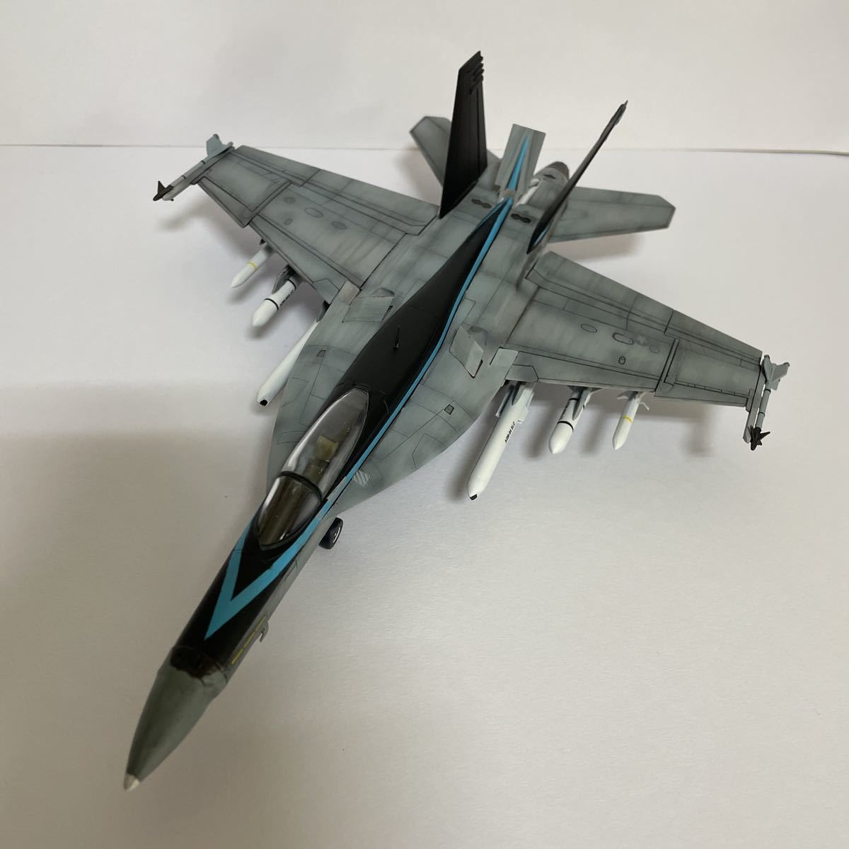 FA18 ホーネット プラモデル 完成品 1 72