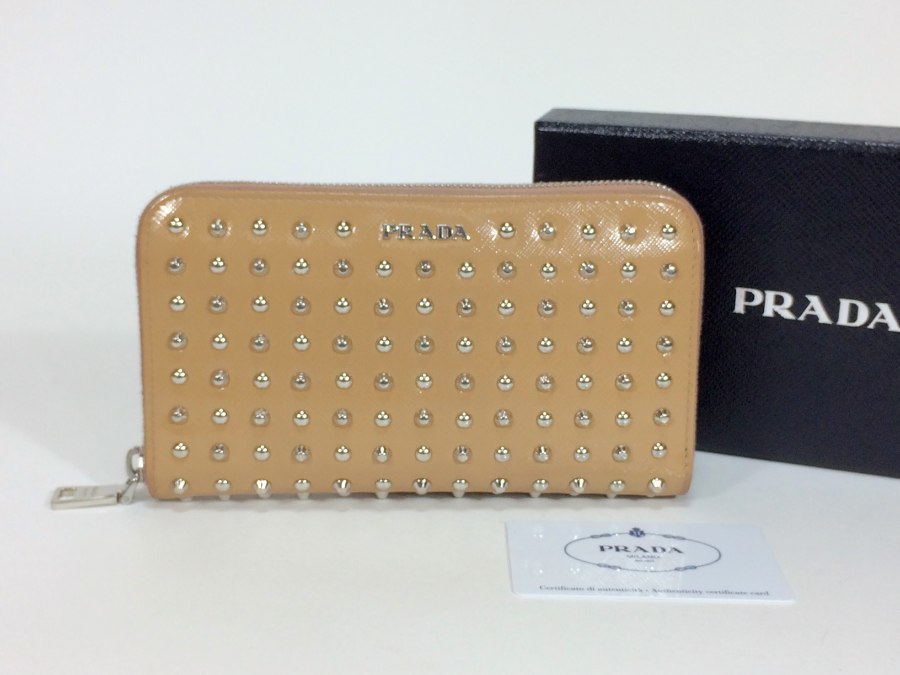 送料無料 【極美品】 PRADA プラダ 長財布 レザー×スタッズ ベージュ