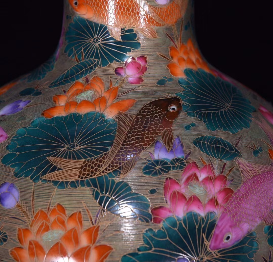 ◆旧蔵◆古美術 中国古玩 清代乾隆年製款 粉彩 描金 臙脂紅 荷叶魚藻紋天球瓶―對 時代物 T08 - 3