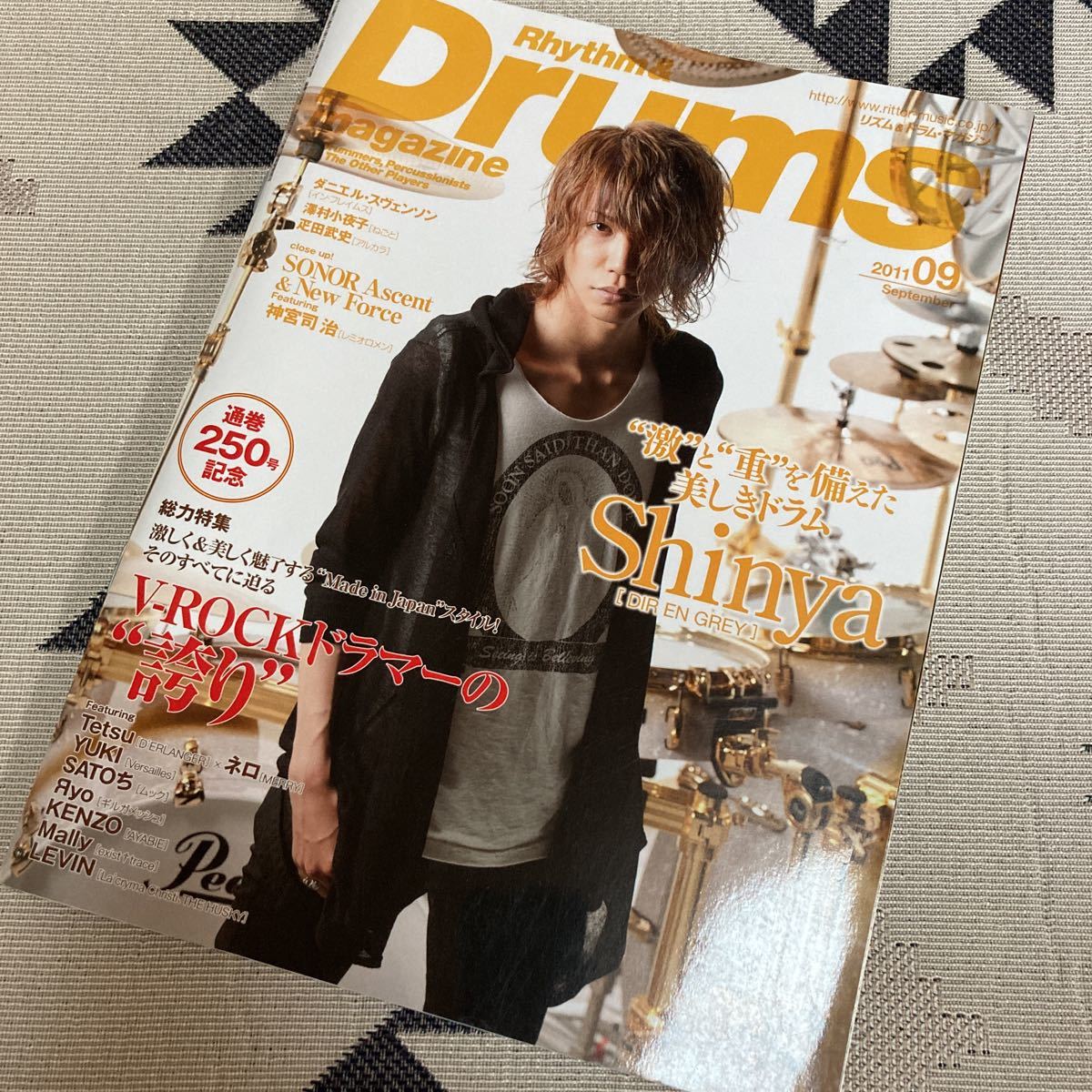 Rhythm & Drums magazine ( ритм and барабан журнал ) 2011 год 09 месяц номер shinya]