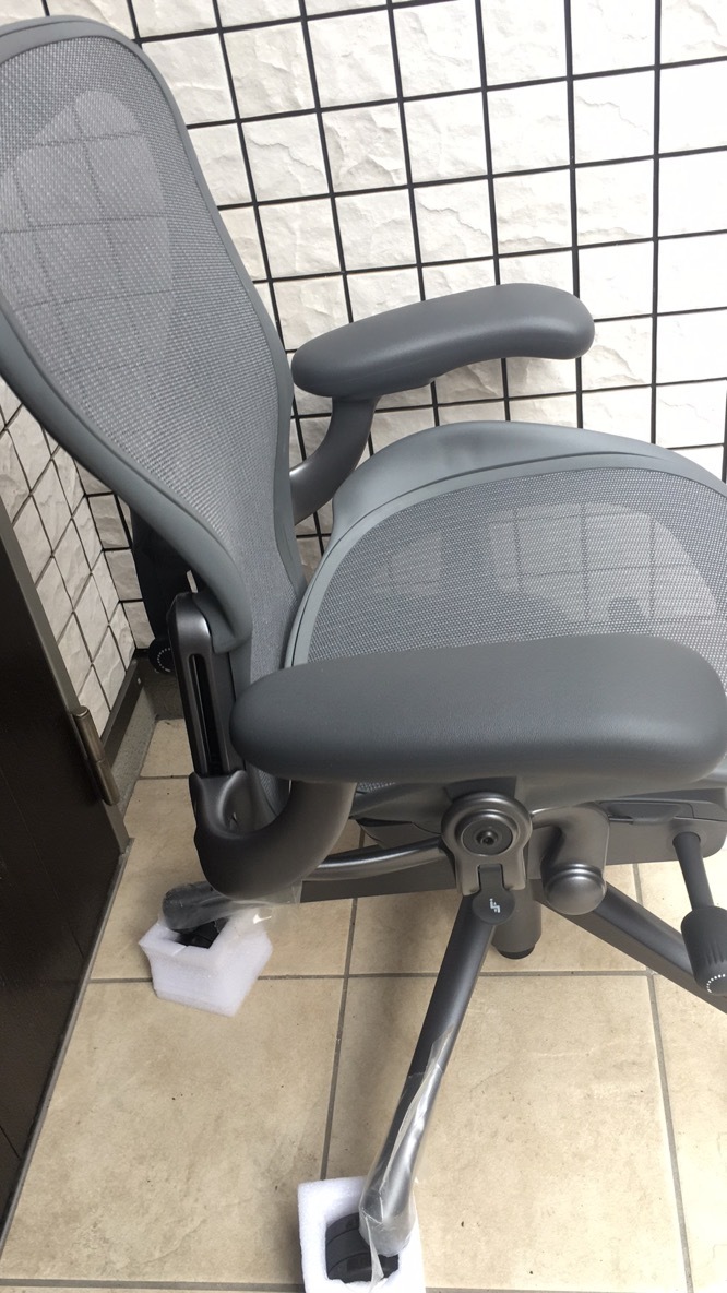 新型 Herman Miller ハーマンミラー アーロンチェア リマスタード