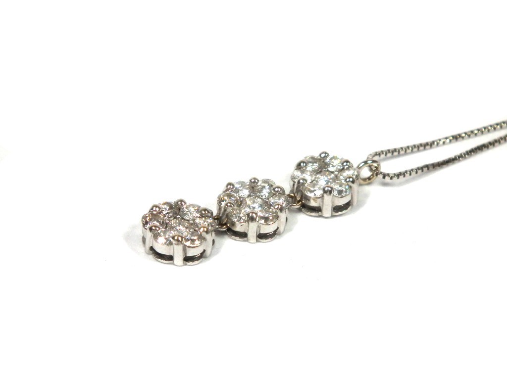 美品 ノンブランドジュエリー ダイヤ ネックレス ペンダント トリロジー １．５０ｃｔ K18WG ホワイトゴールド フラワー_画像3