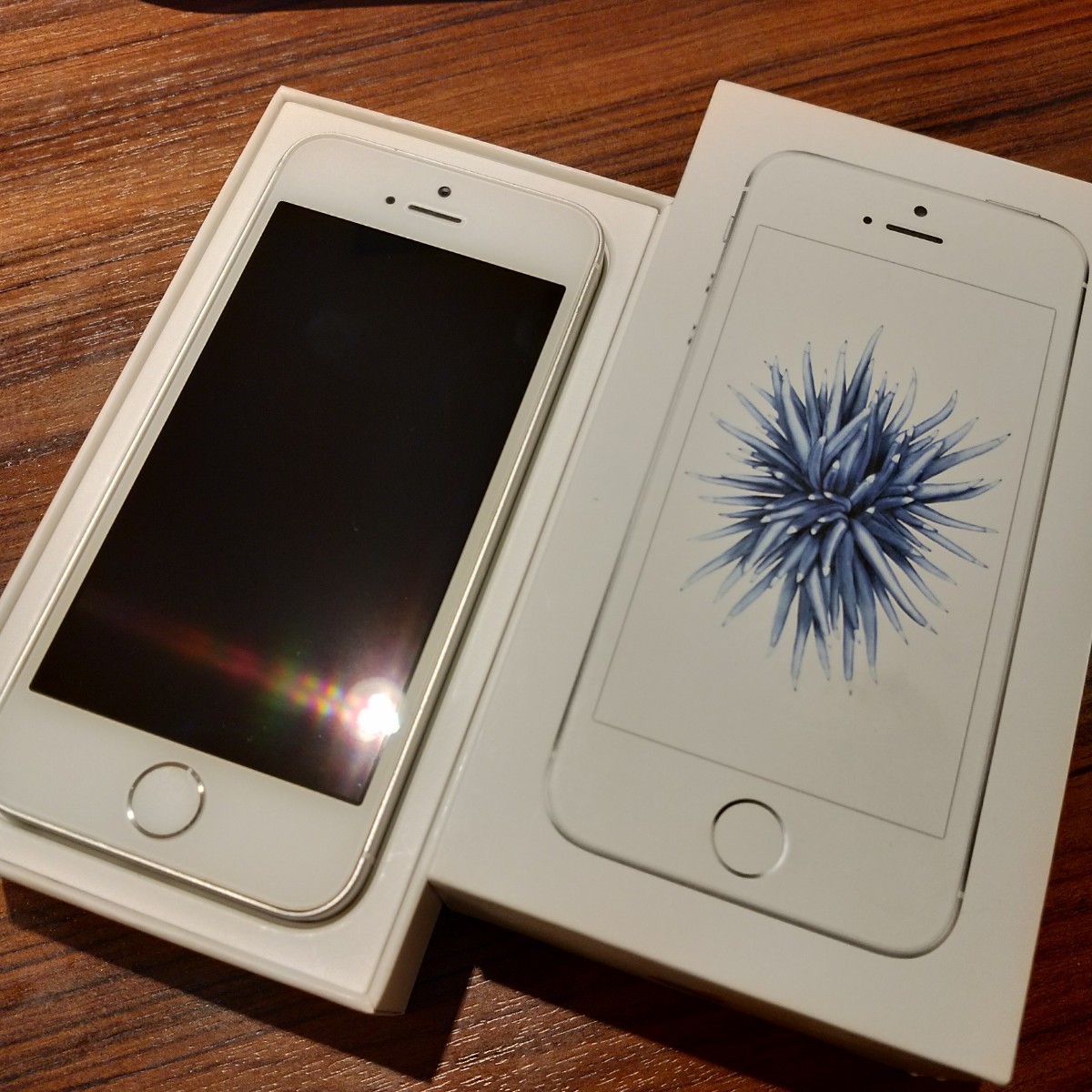 iPhone SE Silver 32 GB au