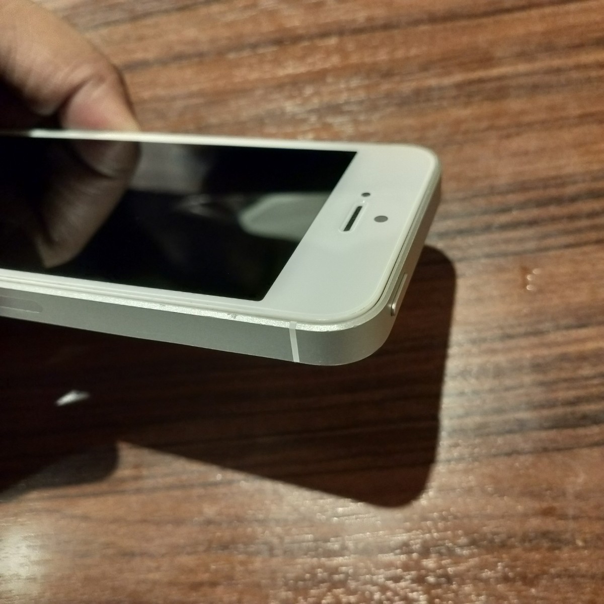 iPhone SE 初代 Silver 32 GB au【SIMフリー】バッテリー97% 早い者