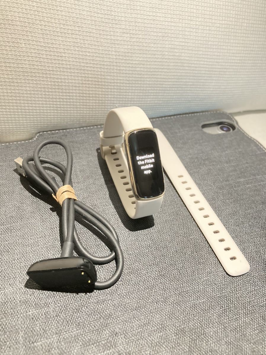 USED美品 Fitbit Luxe ルナホワイト／ソフトゴールド　フィットビット_画像2