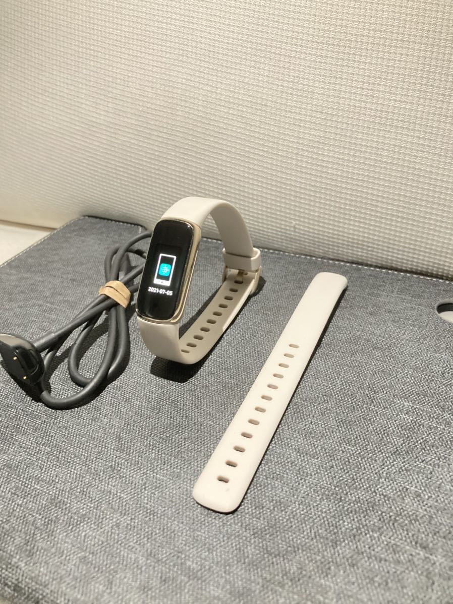 USED美品 Fitbit Luxe ルナホワイト／ソフトゴールド　フィットビット_画像1