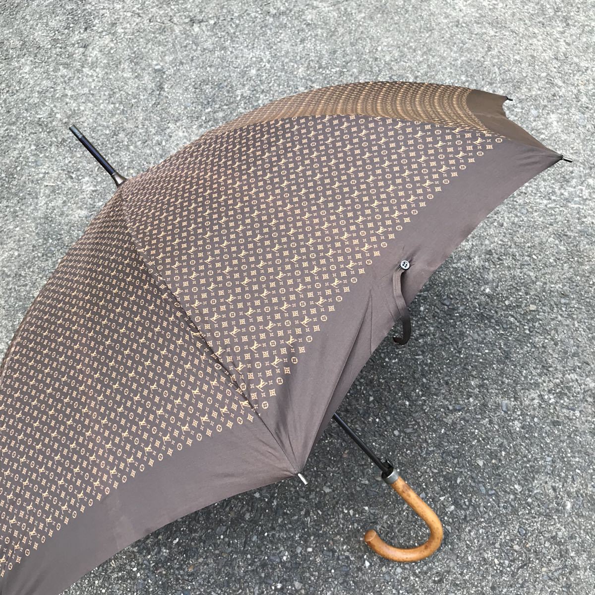【ルイヴィトン】本物 LOUIS VUITTON 傘 モノグラム 全長90cm ブラウン色系 雨傘 雨具 アンブレラ 長傘 メンズ レディース フランス製_画像5