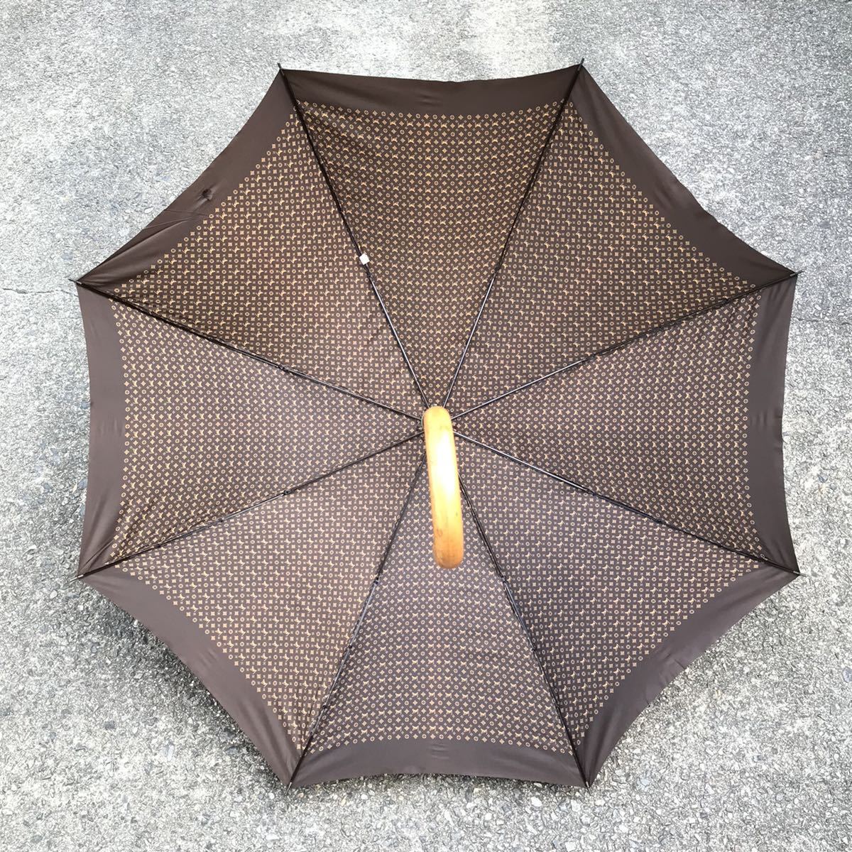 【ルイヴィトン】本物 LOUIS VUITTON 傘 モノグラム 全長90cm ブラウン色系 雨傘 雨具 アンブレラ 長傘 メンズ レディース フランス製_画像6