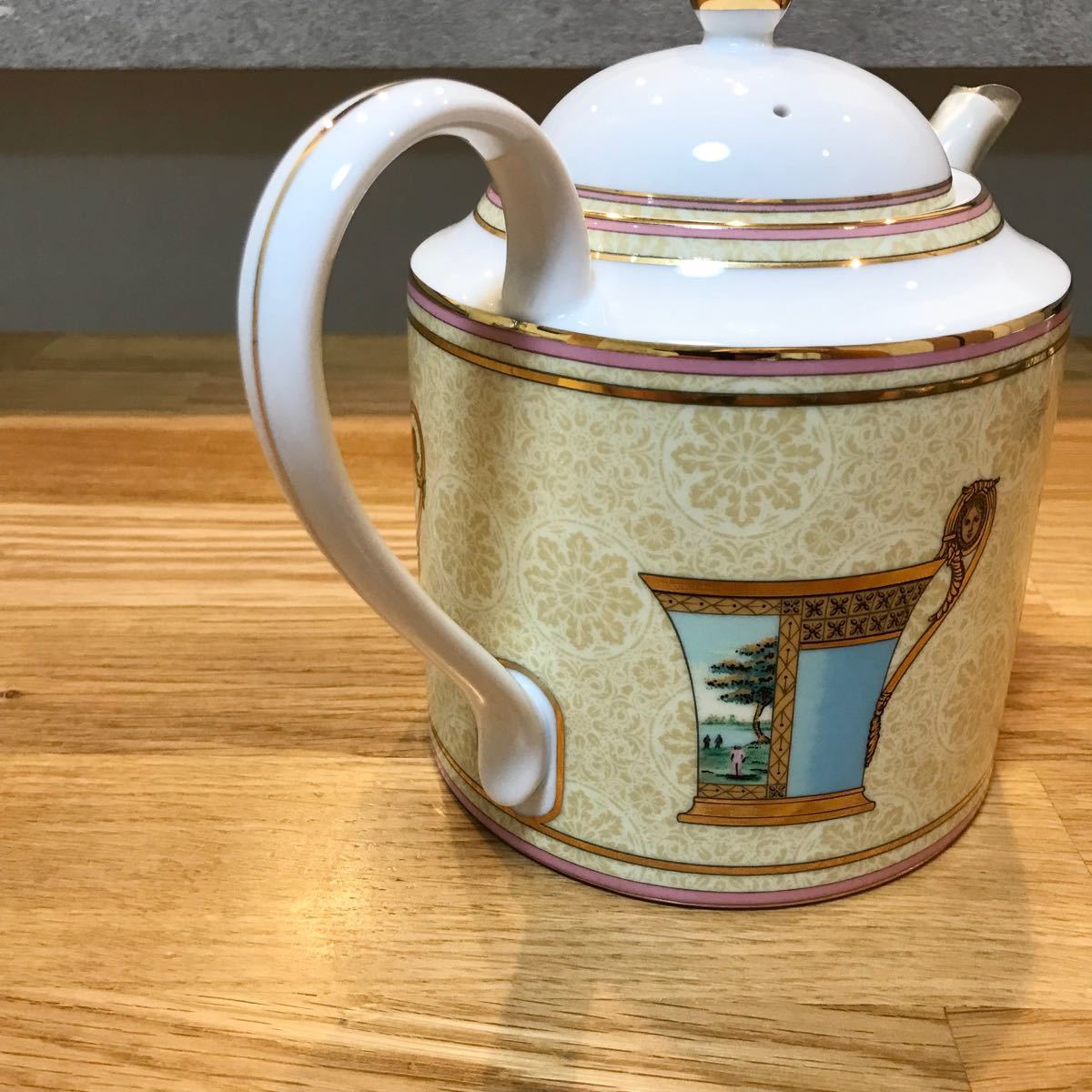 正規品 グッチカップ&ソーサーティーポットセット グッチ食器 正規品 グッチカップ&ソーサーティーポットセット グッチ食器
