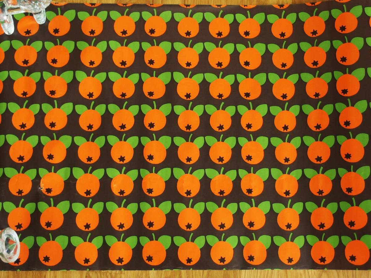 在庫わずか！スイス製 ヴィンテージ＆レトロ ワックスペーパー,包装紙 (びわのようなオレンジプリント)　49.5cm×70cm_画像2
