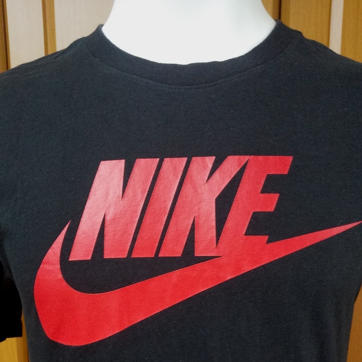 【NIKE】2カラー Swoosh ロゴ 半袖 Tシャツ / 送料無料 ナイキ 半袖TシャツSS/S 黒ボディに赤いスウォッシュNIKEロゴ