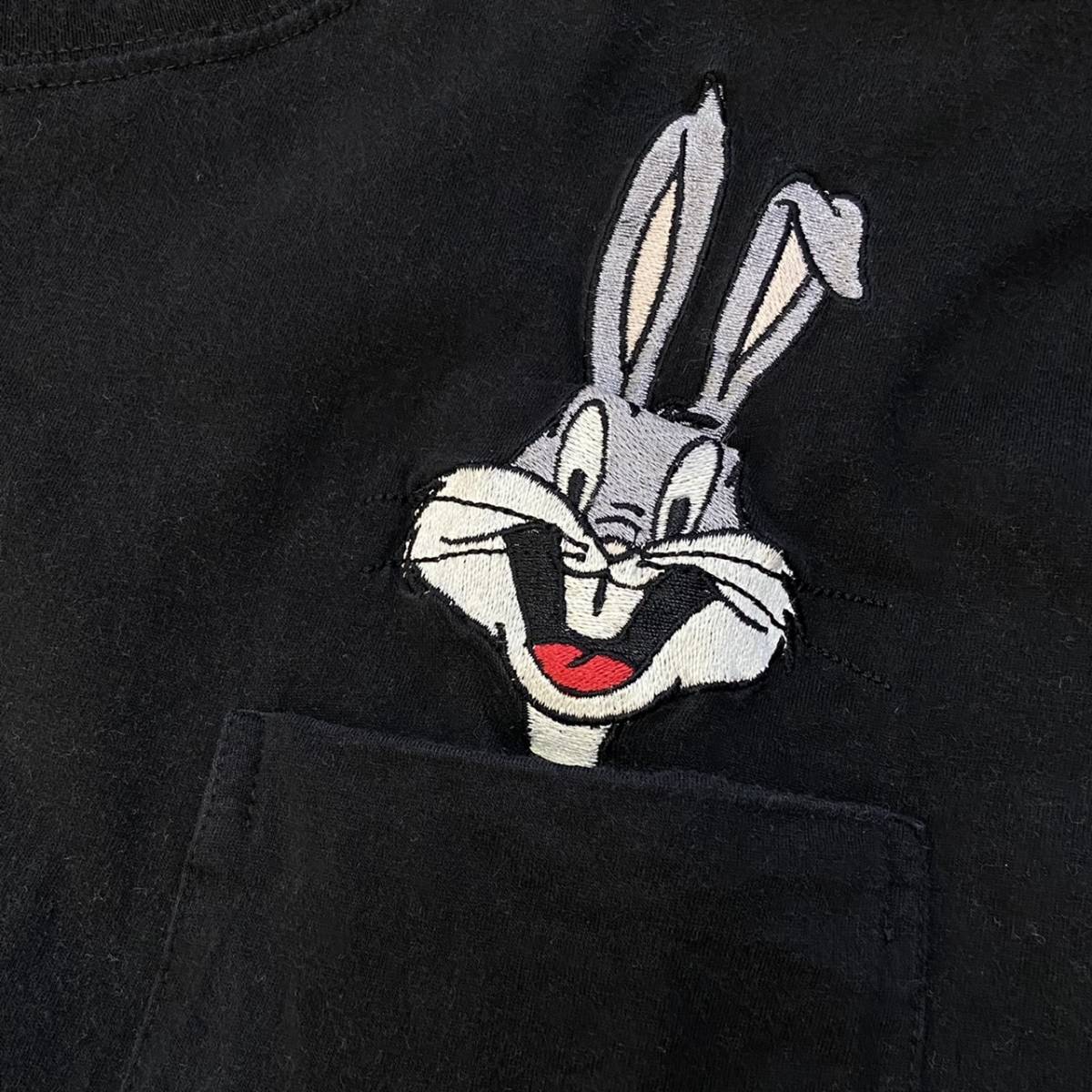 90s Looney Tunes ルーニーテューンズ Tシャツ L ブラック バックスバニー Bugs Bunny 刺繍 ポケット キャラクター 1991 ヴィンテージ_画像3