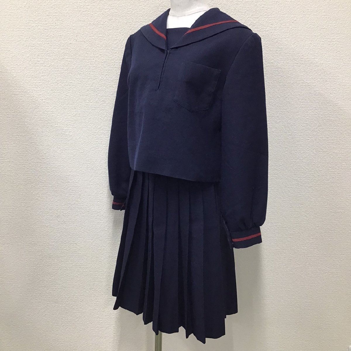 O240 (中古) 校名不明 セーラー服 上下セット /M/W69/L57/セーラー/スカート/赤1本ライン/TOMBOW/冬服/制服/学生服/中学/高校/女子学生_画像1