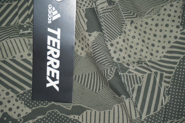 アディダス adidas TERREX ショートパンツ FN0785 メンズ カーキ ストレッチ 夏物 ハーフパンツ ショーツ 短パン アウトドア サイズL_画像4