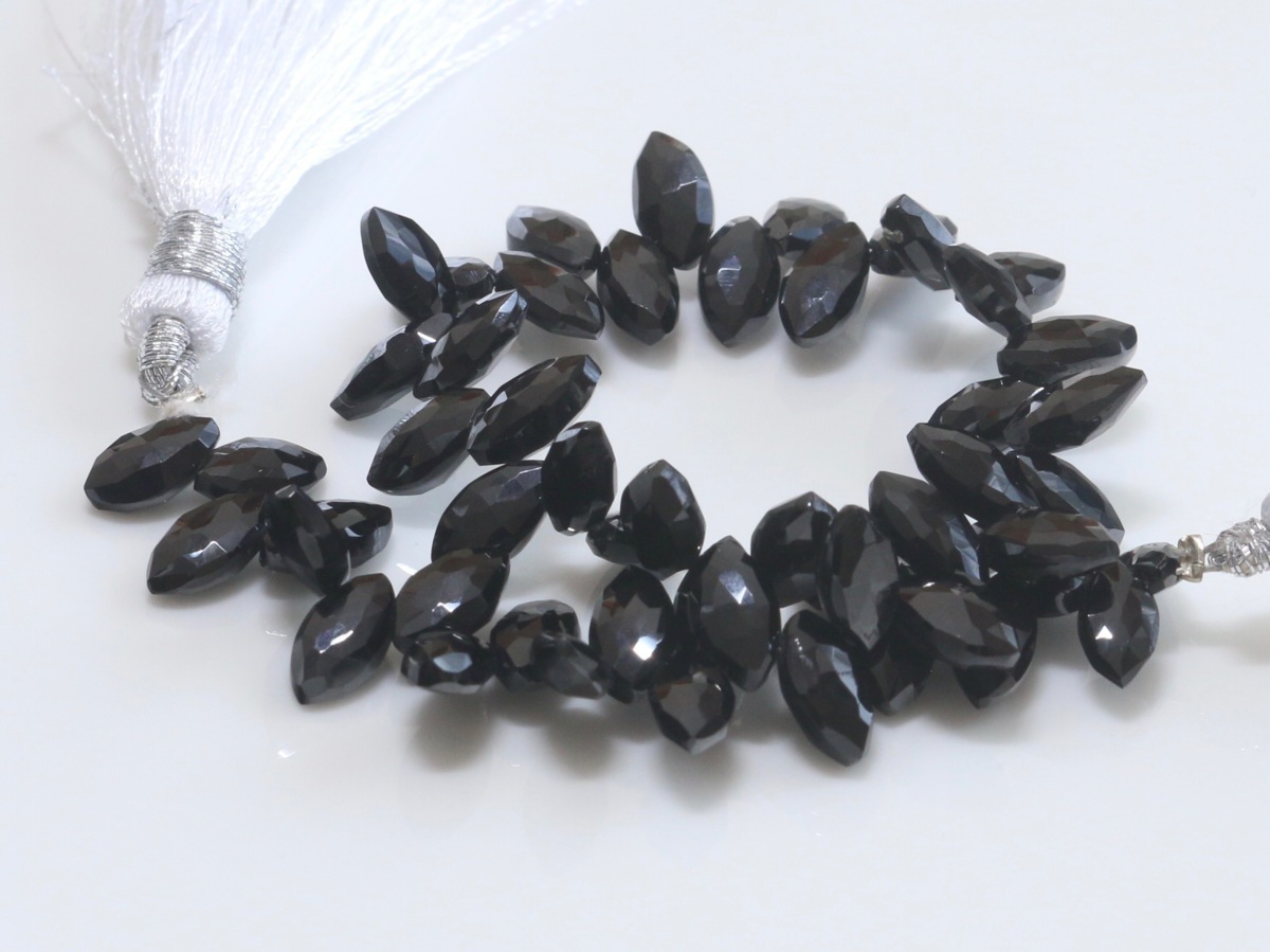 キレイ ブラックスピネル大きさ約8x4mm前後 53ケ付き 重さ約65ct