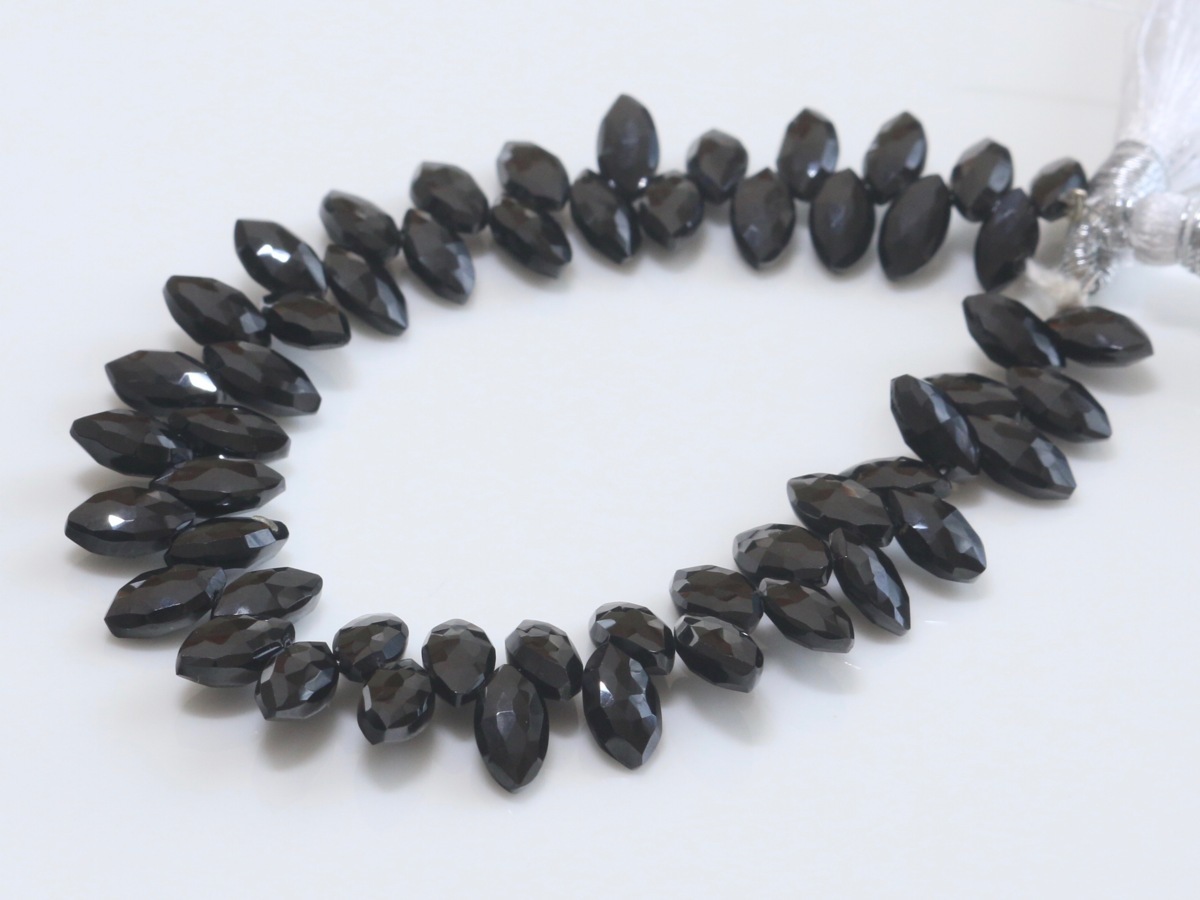 キレイ ブラックスピネル大きさ約8x4mm前後 53ケ付き 重さ約65ct