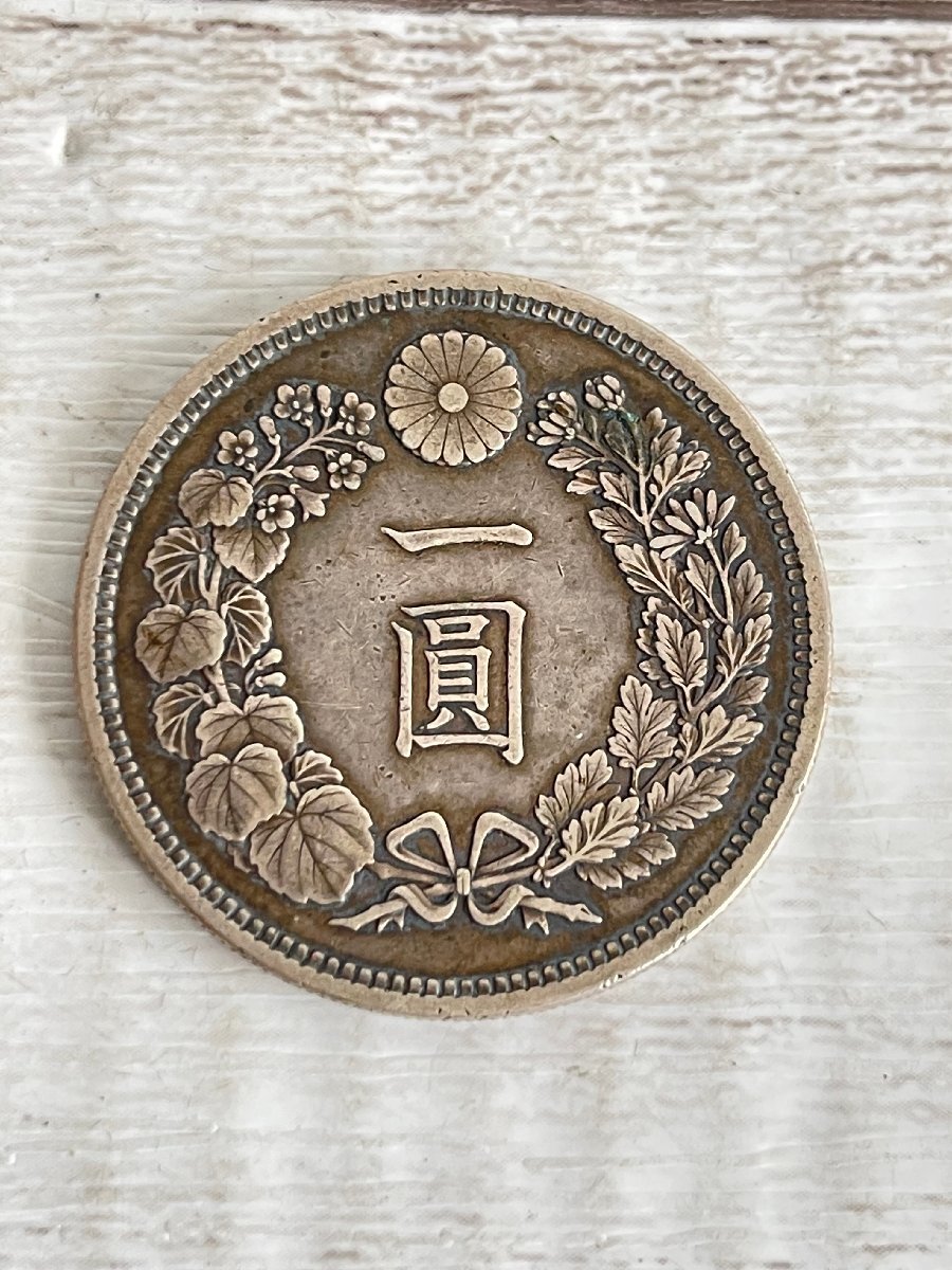 KF0405-148I 新1円銀貨 一圓 明治15年 26.9g 古銭 硬貨 貨幣 ...
