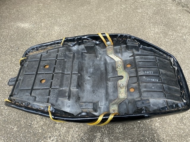 カワサキ ZRX400 タックロールシート 破れなし エナメル ロゴ入り カワサキ ZRX400 タックロールシート 破れなし エナメル ロゴ入り