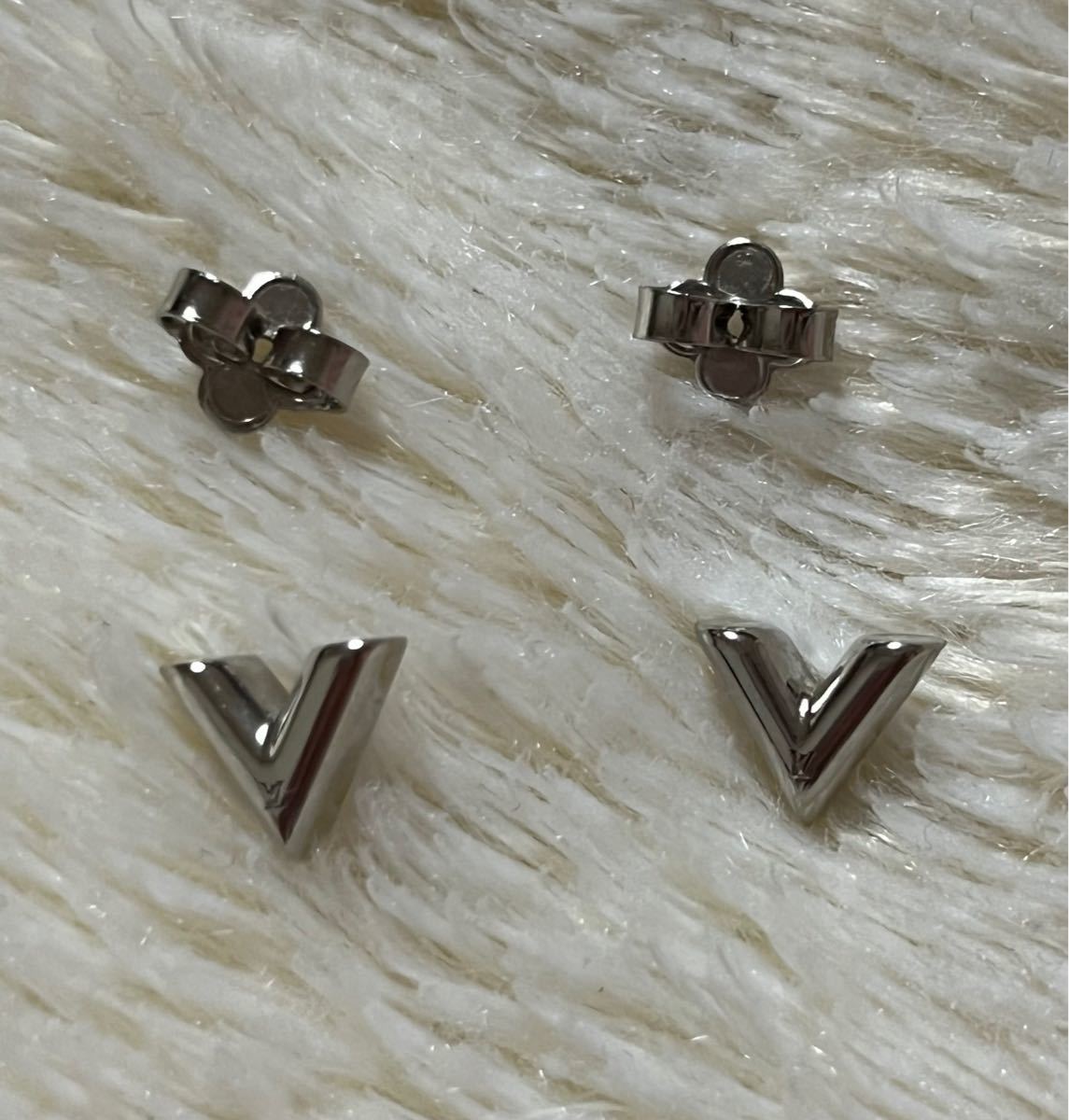 LOUIS VUITTON ルイヴィトン エセンシャル V ピアス シルバー www