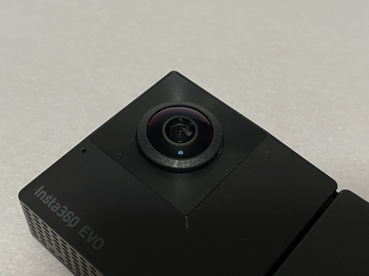 【全天球カメラ】INSTA 360 EVO/microSD 32GB付【中古、360度VR・180VR撮影変形カメラ】_左側レンズ(右目部分)に若干スレがあります