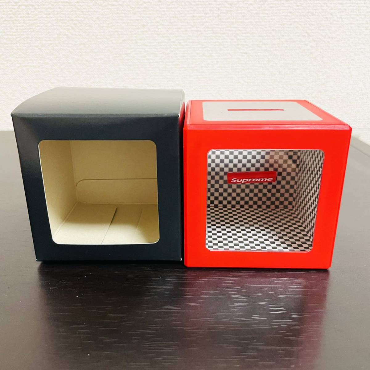 新品 Supreme Illusion Coin Bank Red 18ss 赤 イリュージョン コイン バンク 貯金箱 ボックスロゴ ケース付き 新品未使用_画像1