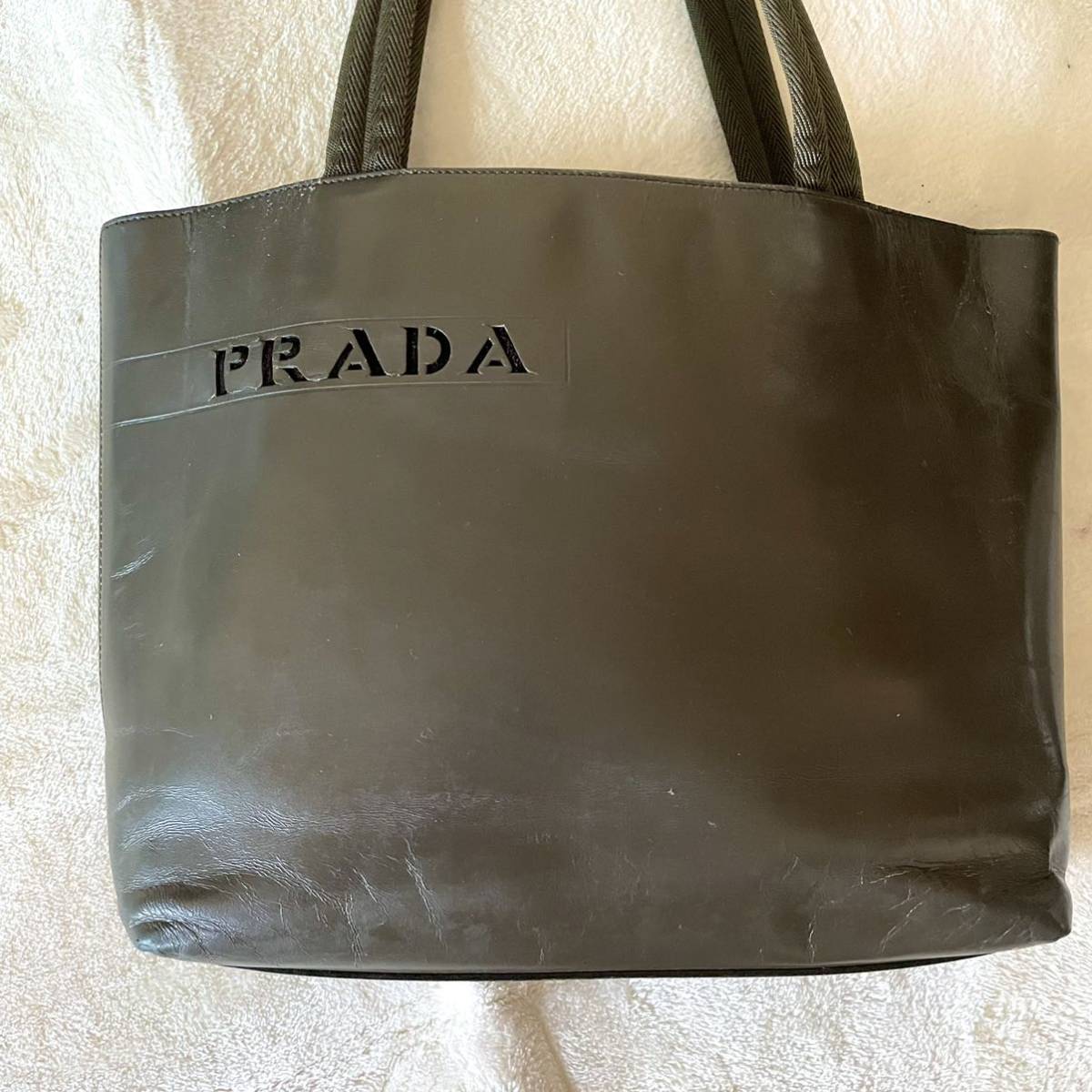 PRADA プラダ レザートートバッグ 型抜きロゴ カーキ の商品詳細