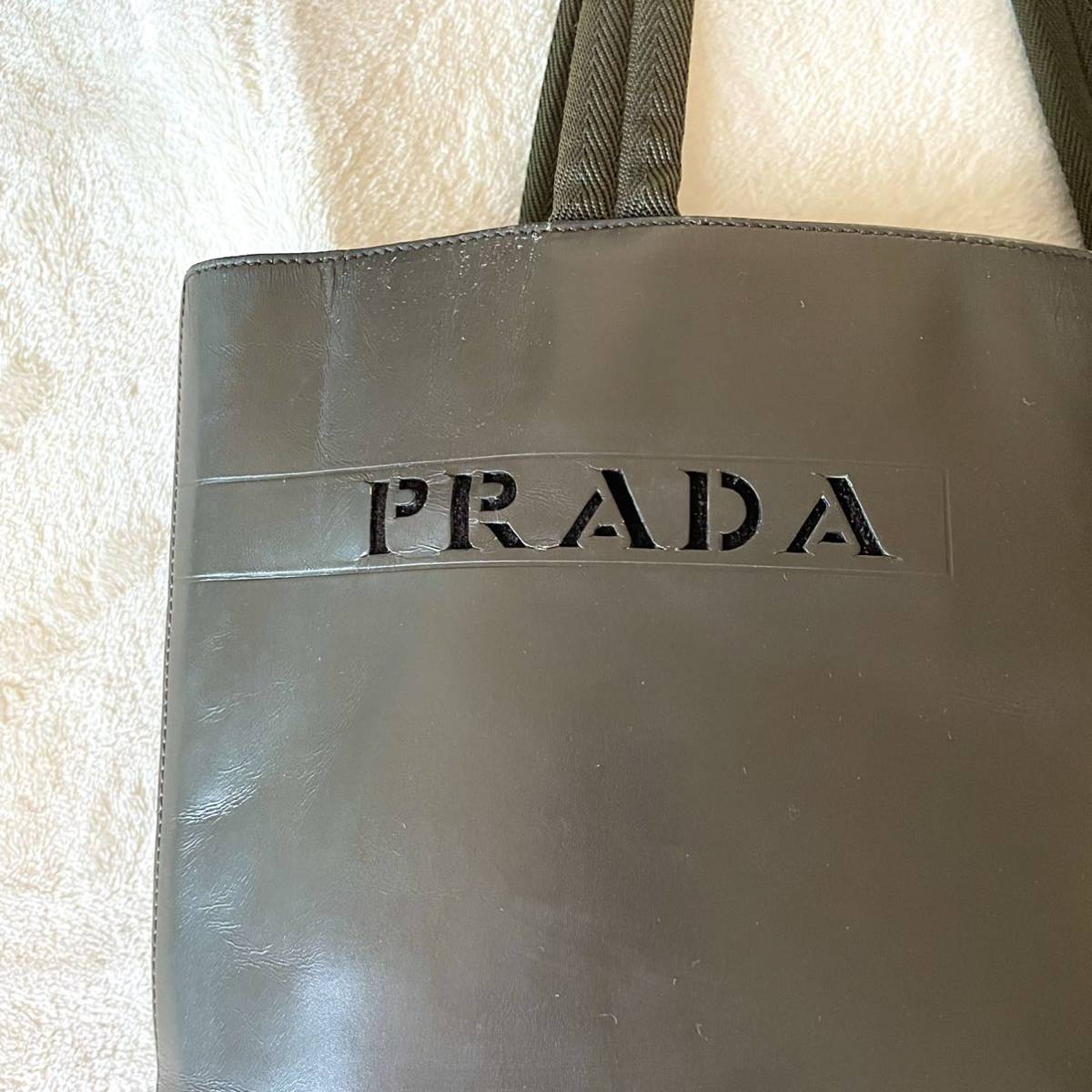 PRADA プラダ レザートートバッグ 型抜きロゴ カーキ の商品詳細