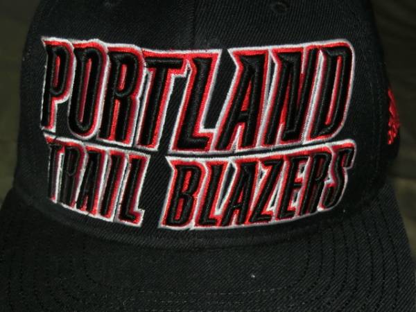 激レア アディダス製 NBA DRAFT CAP【Portland TrailBlazers】ツバ裏側にもこだわったデザイン 豪華ロゴ刺繍入りキャップ中古良品