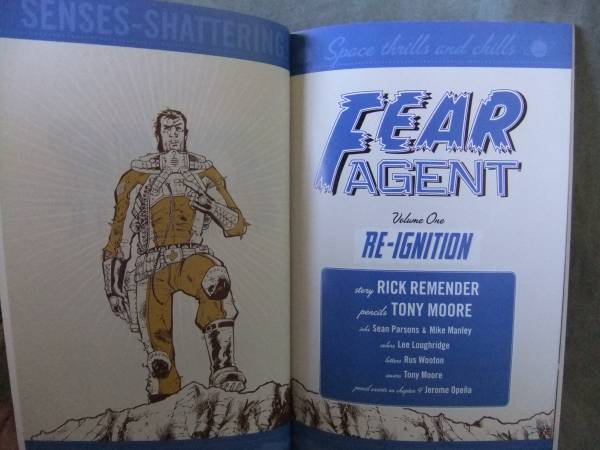 洋書★Fear Agent （恐怖のエージェント）Volume 1: Re-Ignition★Rick Remender ,Tony Moore_画像3