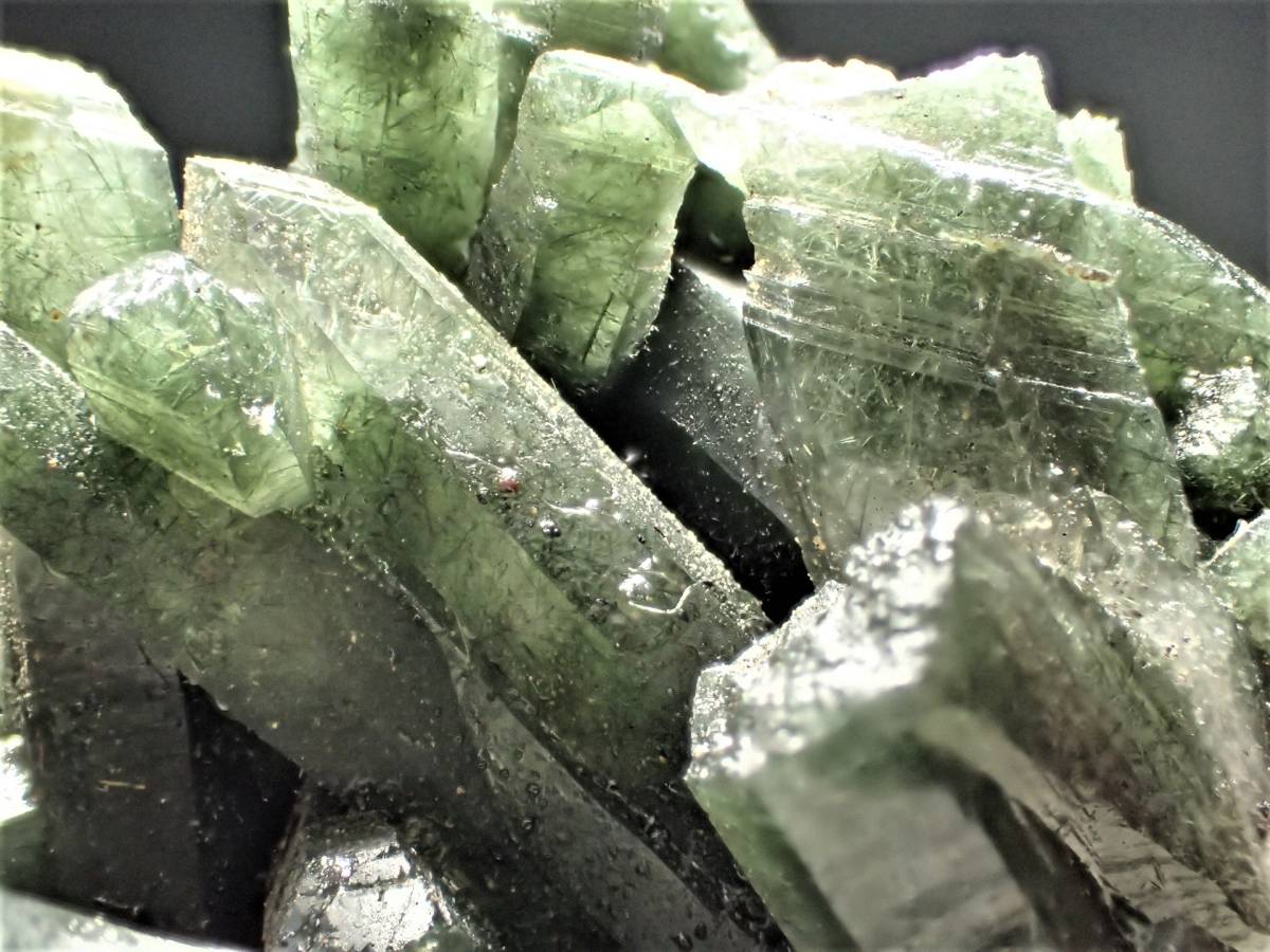 長野県 竜王第二鉱山産 緑水晶クラスター（一部は成長干渉）