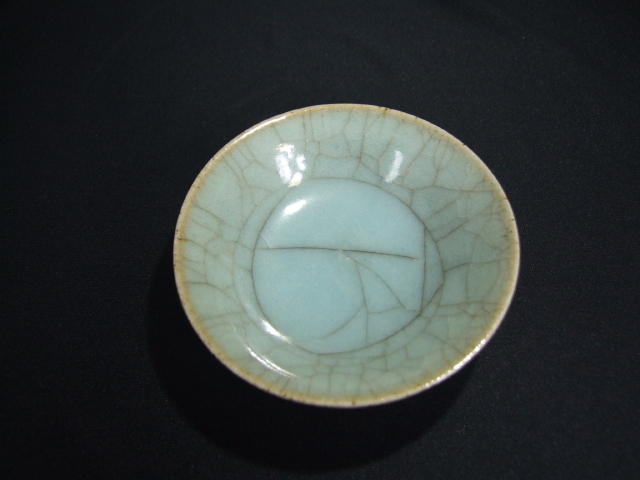 GC-229 large sake cup three . small flat two human national treasure celadon large sake cup also box . genuine article guarantee 