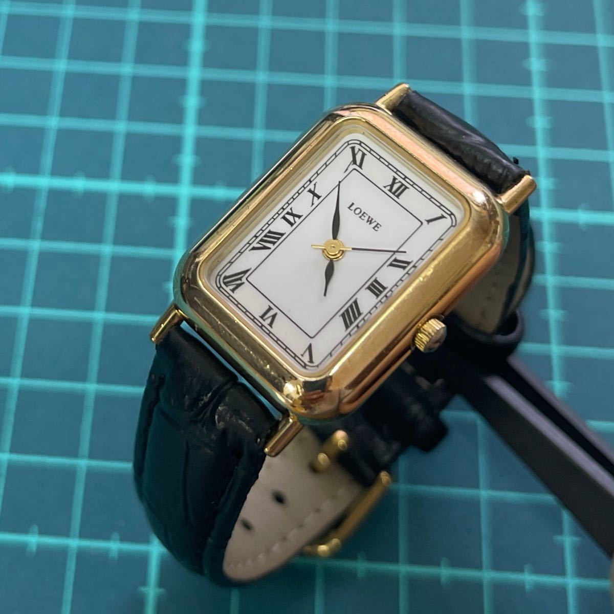 ロエベ　腕時計　レディース 正規品　ゴールドケース　白文字盤　クオーツ　ブラックレザーベルト