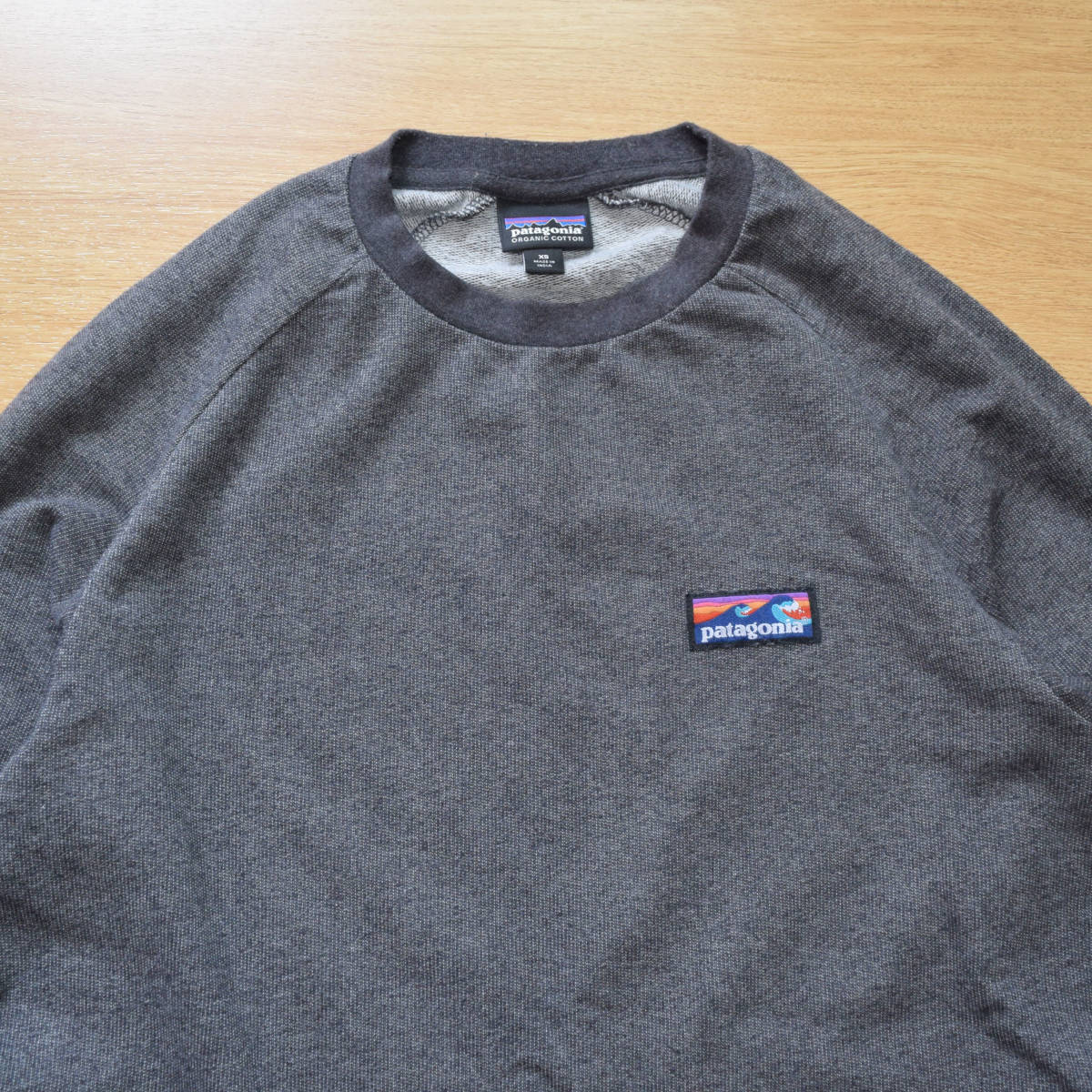 美品！メンズXS M Patagonia パタゴニア 波 P-6 Label Crew Sweatshirt クルーネック スウェット グレー トレーナー ロンTシャツ