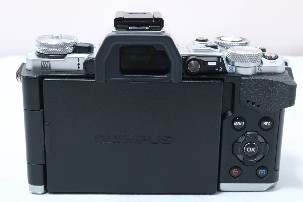 ★元箱付の超美品★ オリンパス OLYMPUS OM-D E-M5 Mark II シルバー ボディ_画像3