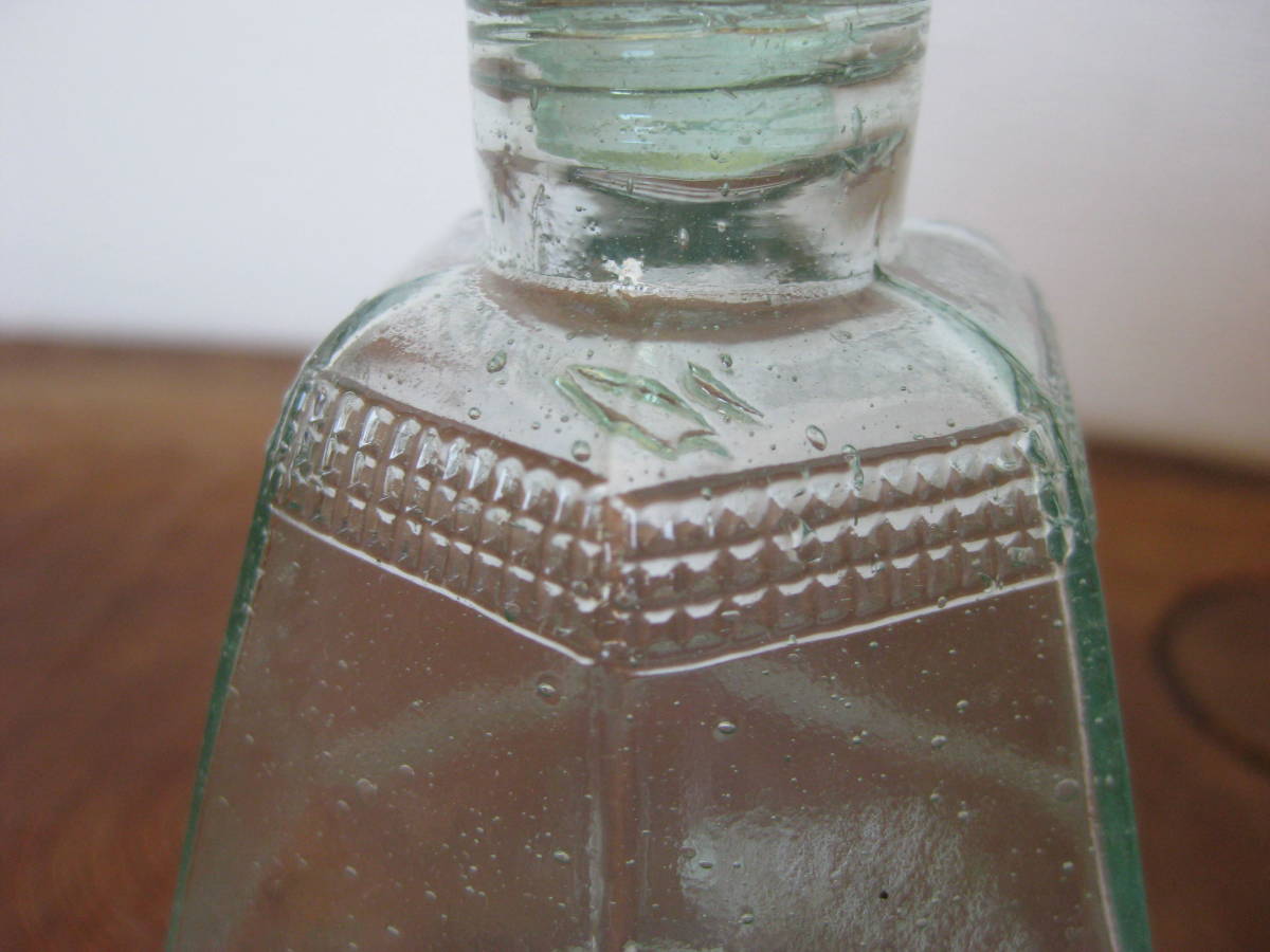 昔のガラスの醤油さし 薄い緑色　　/醤油瓶　和ガラス　型ガラス_画像5